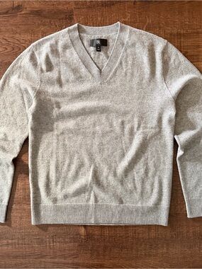 Banana Republic Men's V-Neck Sweater in Light Gray Heather